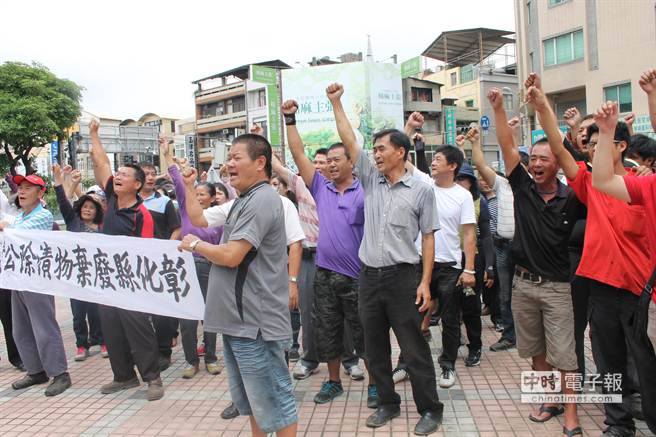 彰化縣事業廢棄物無處去 30輛垃圾車繞議會抗議（圖）