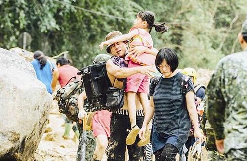 滯留在烏來山區的民眾，等不及道路搶通冒險涉水下山