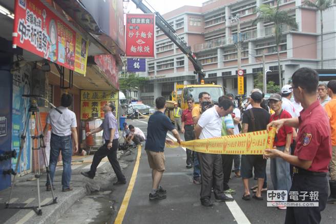 復興路發生地層下陷，現場再拉起第二道封鎖線