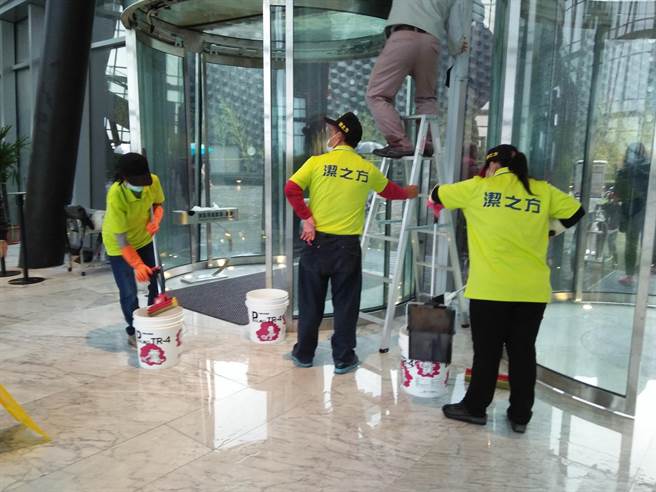 臺北故宮南院旋轉門再漏水 雨水淹入大廳(圖)