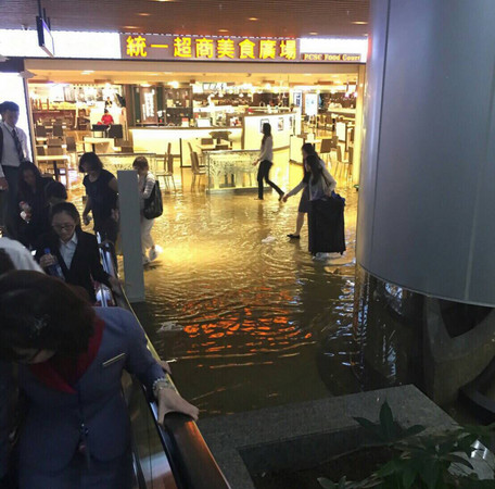 臺灣桃園機場因暴雨癱瘓 被諷板舟載客不輸威尼斯