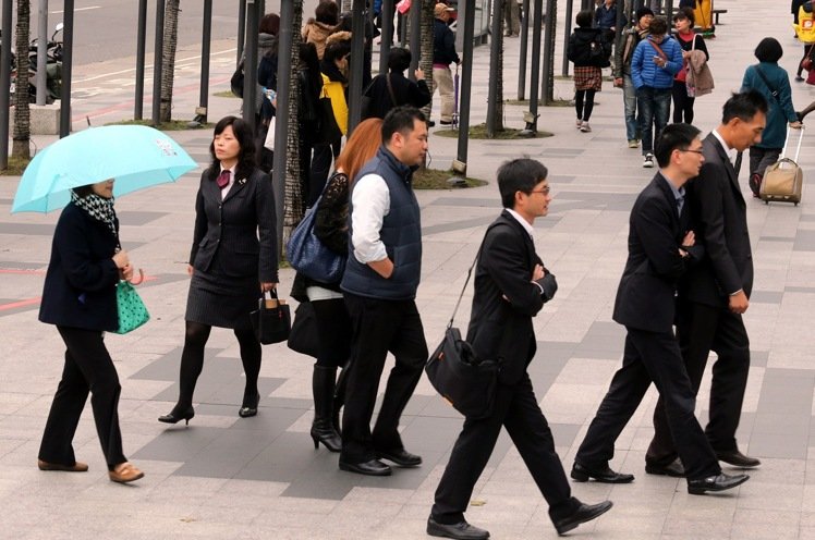 “週休二日”將採“一例假、一休息日”，力拼在“立法院”本會期三讀通過；且新制上路後，先前暫時恢復的勞工7天法定假日將再刪除。“修法”轉了一圈，又回到了原點。