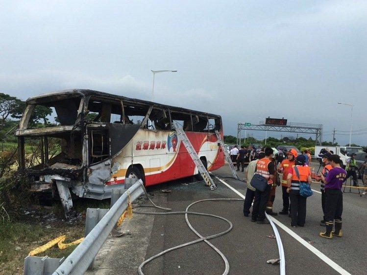 臺遊覽車事故：檢方疑司機邊開車邊喝酒再自焚