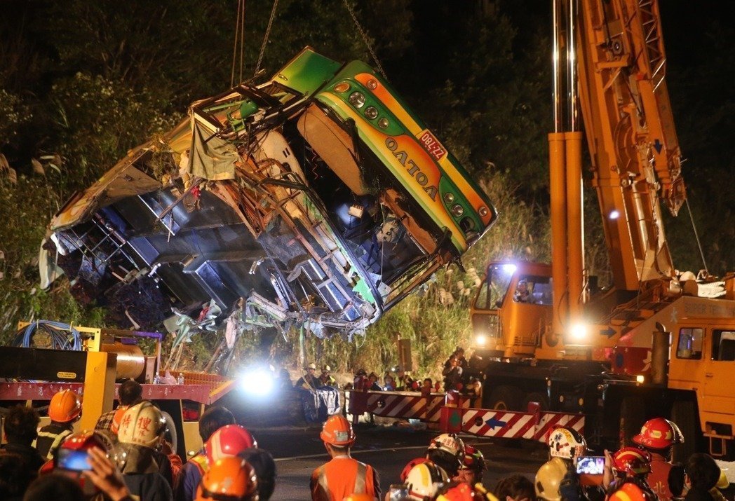 臺灣遊覽車車禍增至33死 一名男傷員宣告不治