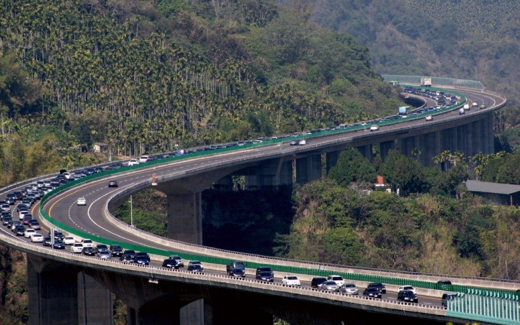 臺灣一輛滿載39名陸客遊覽車在高速路上突冒濃煙