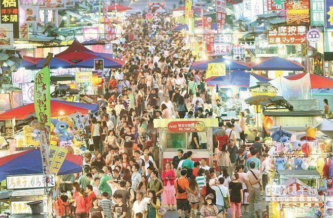 陸客赴臺觀光人數急速縮減，圖為過去六合夜市榮景