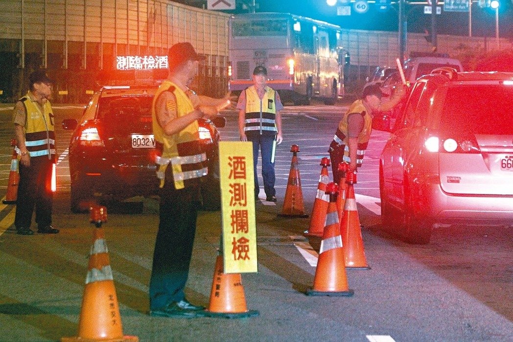 酒駕累犯需挂特殊車牌 臺學者諷:乾脆頭部植入警示燈