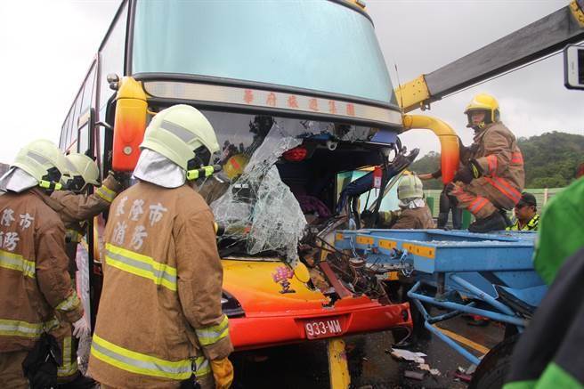 一輛越南團遊覽車在臺發生追撞事故 12人送醫