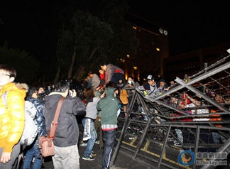 臺灣反服貿學生衝向“行政院”