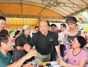 拼選票 臺中市長胡志強與民眾互動打"鄉親牌"