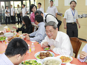 張志軍參訪台中惠明盲校 與盲童共進午餐