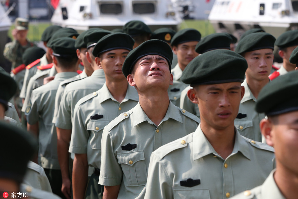 退伍季：戰士淚別軍營和戰友