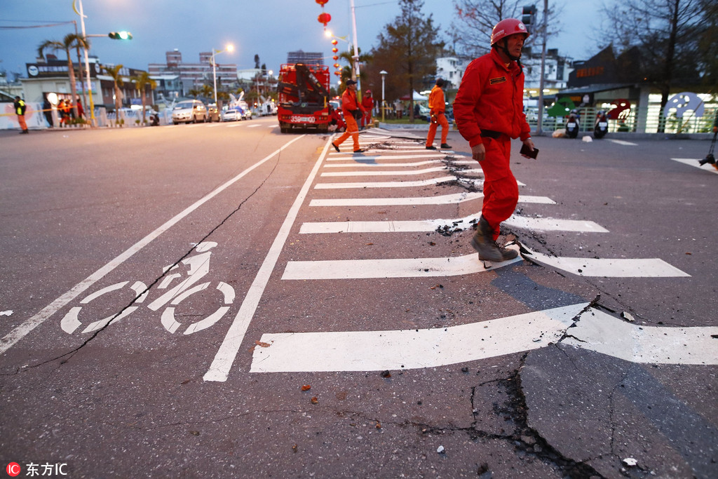 觸目驚心！臺灣花蓮地震道路龜裂多棟大樓倒塌