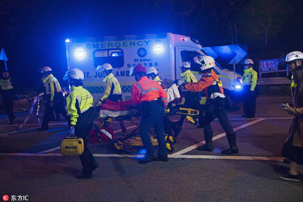 香港一雙層巴士側翻 已致18人死亡多人受傷