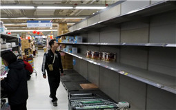 臺灣民眾瘋搶衛生紙 多家超市貨架被搬空