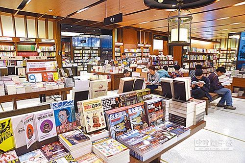 陳德銘訪台期間夜逛誠品書店2小時鍾情DIY書籍