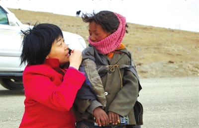     書云（左）和藏族小女孩。書云供圖