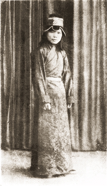 劉曼卿（1906年－1941年）女，藏文名雍金，戴季陶為其擬名德美西，回族，西藏拉薩人。中華民國政治家、探險家。曾經考察西藏。