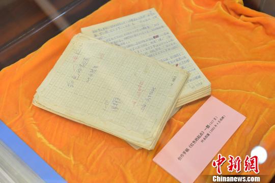 紀實文學家葉永烈向上海圖書館捐贈手稿等文獻