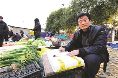 “賣菜哥”爆紅網路 業餘時間寫作寫書法