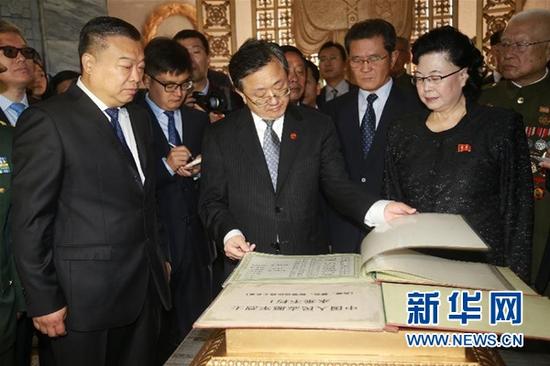 10月25日，在朝鮮平壤，中國外交部副部長劉振民（前中）、朝鮮最高人民會議常任委員會秘書長洪善玉（前右）和中國駐朝鮮大使李進軍（前左）等翻閱中國人民志願軍烈士名錄。當日，在中國人民志願軍赴朝作戰66週年之際，中朝兩國共同在平壤友誼塔舉辦紀念活動，深切緬懷在朝鮮戰爭中犧牲的革命英烈。新華社記者陸睿攝