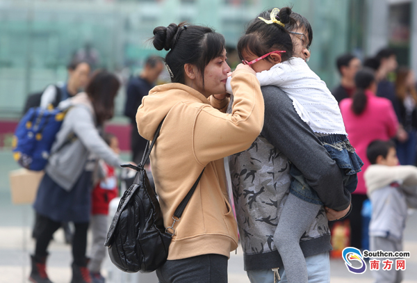 滿載家鄉祝福回到深圳 深圳火車站迎來返程小高峰