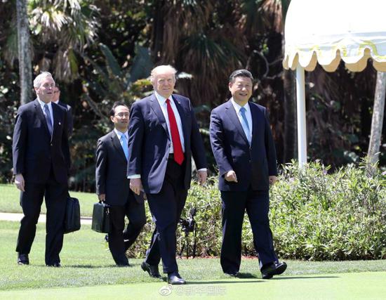 圖為習近平主席和特朗普總統在海湖莊園散步。（新華社記者劉衛兵攝）