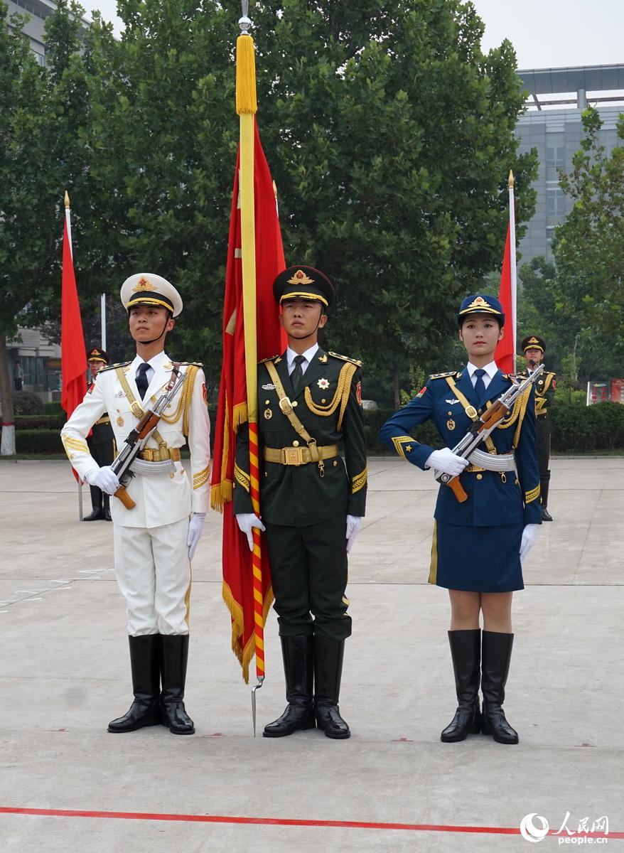  7月29日，在中國人民解放軍陸海空三軍儀仗隊駐地，儀仗隊正在進行表演。 人民網   陳悅  攝