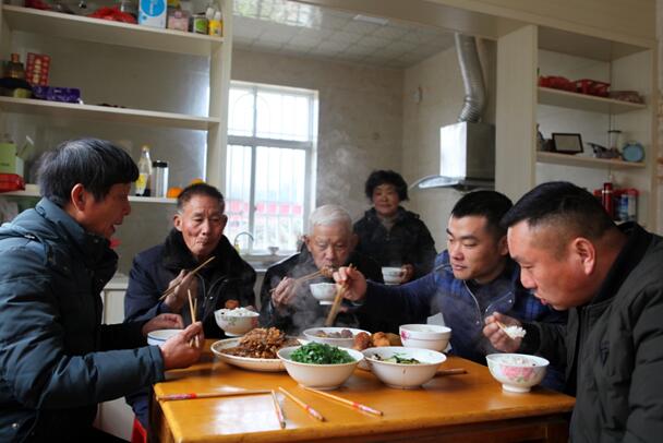 郭紀榮一家祖孫三代陪郭三網吃午飯