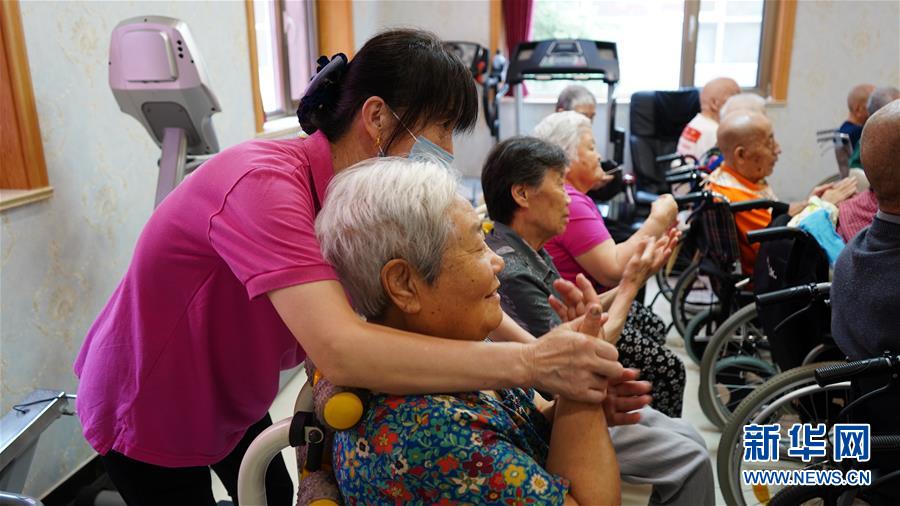 （總書記推動的改革身邊事�養老改革篇�圖文互動）（1）特寫：“我給現在的生活打滿分”——民辦養老院裏的“夕陽紅”