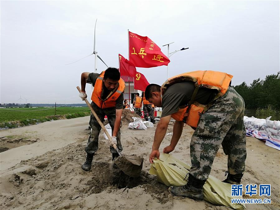 （防汛抗洪�一線人物�圖文互動）（1）在黨旗指引下——第71集團軍某旅工兵連黨員突擊隊抗洪記事