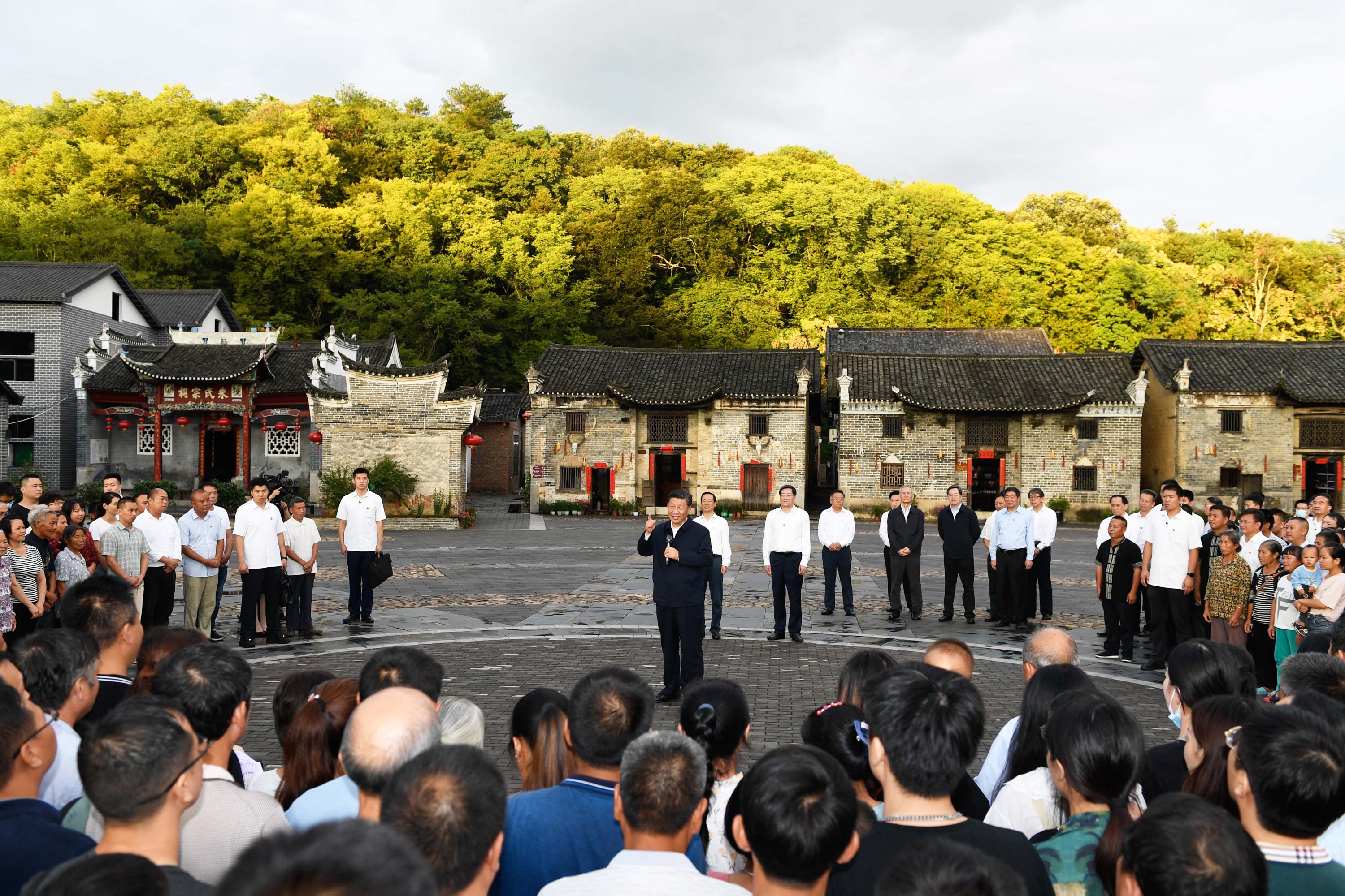 9月16日至18日，中共中央總書記、國家主席、中央軍委主席習近平在湖南考察。這是16日下午，習近平在郴州市汝城縣文明瑤族鄉沙洲瑤族村，同村民和遊客們親切交流。