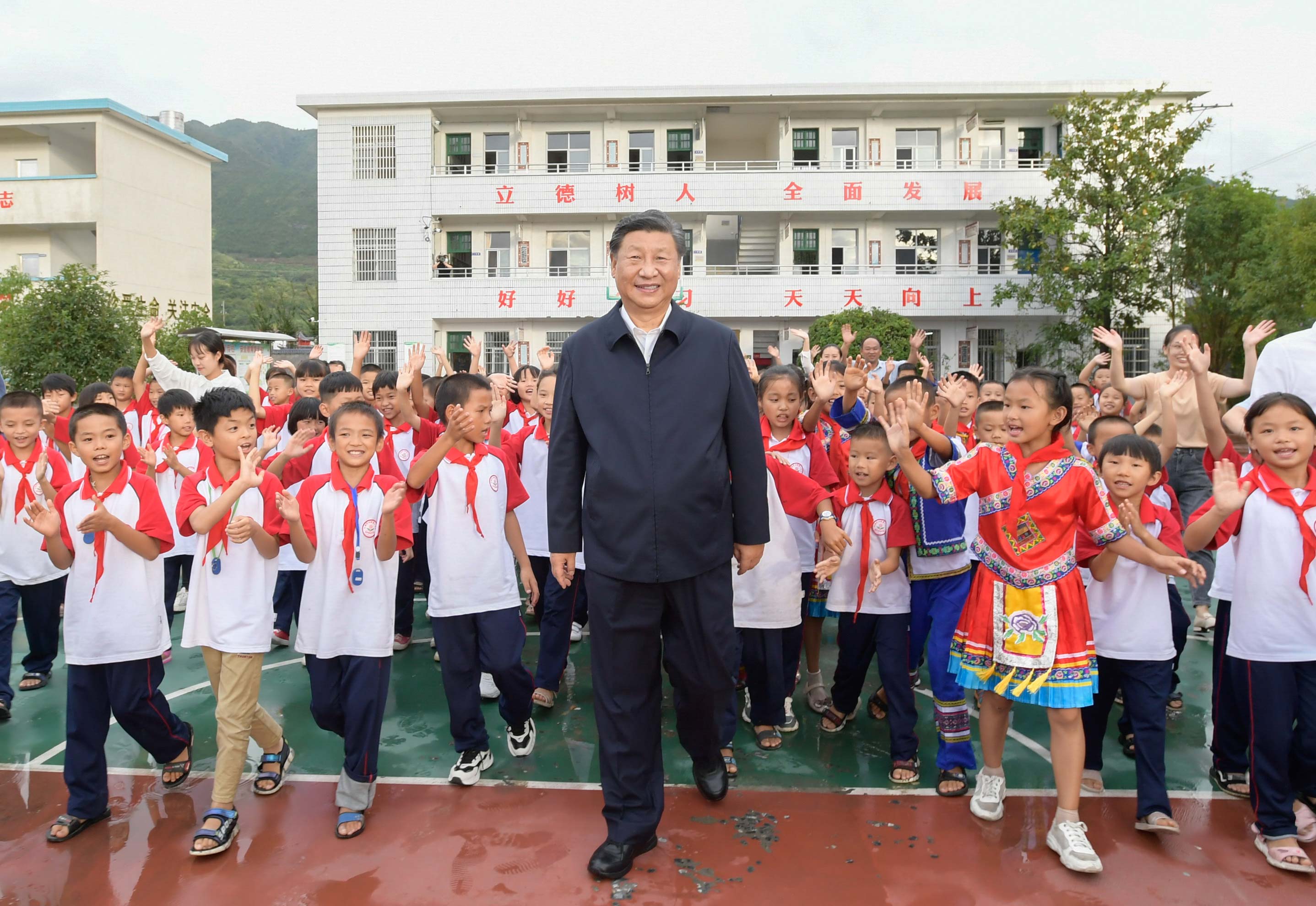 9月16日至18日，中共中央總書記、國家主席、中央軍委主席習近平在湖南考察。這是16日下午，在郴州市汝城縣文明瑤族鄉第一片小學，師生們簇擁著習近平步出校園。