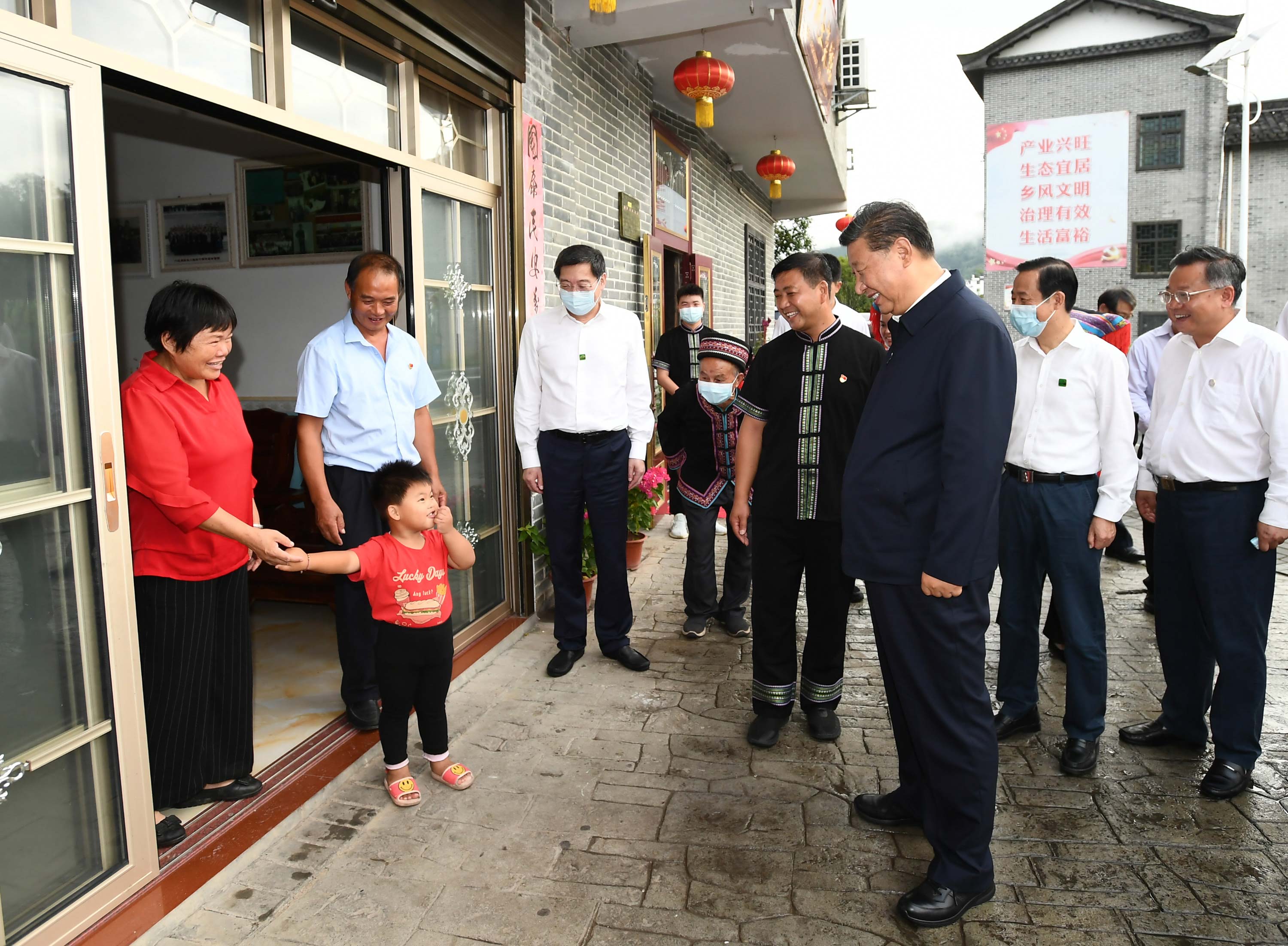 9月16日至18日，中共中央總書記、國家主席、中央軍委主席習近平在湖南考察。這是16日下午，習近平在郴州市汝城縣文明瑤族鄉沙洲瑤族村察看村容村貌，同村民親切交談。