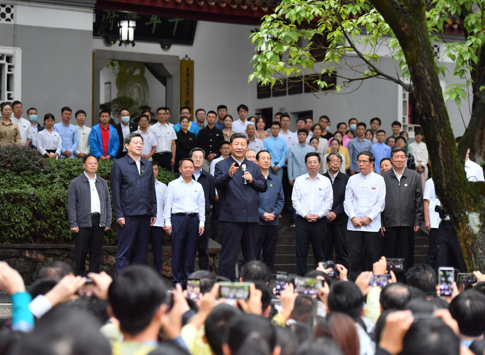 9月16日至18日，中共中央總書記、國家主席、中央軍委主席習近平在湖南考察。這是17日下午，習近平在湖南大學考察時，同師生們親切交流。