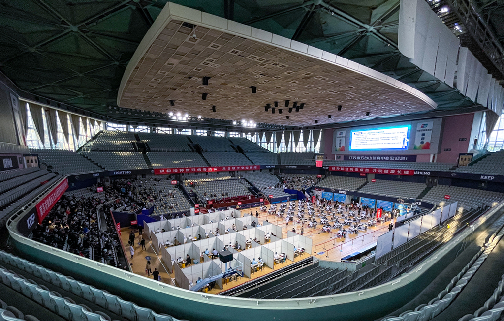 4月9日，市民在南京市鼓樓區五台山體育中心設置的新冠病毒疫苗集中接種點接種疫苗。