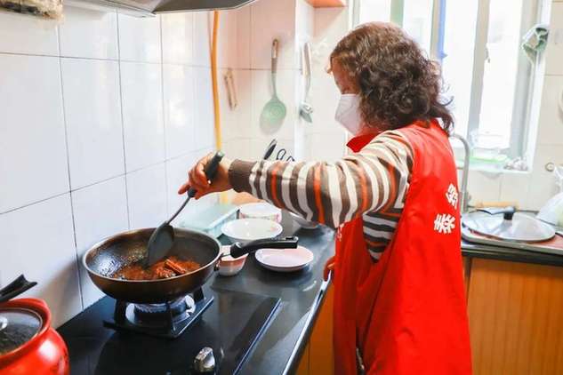 上海:熱心樓組長為獨居老人連送半個月熱乎飯