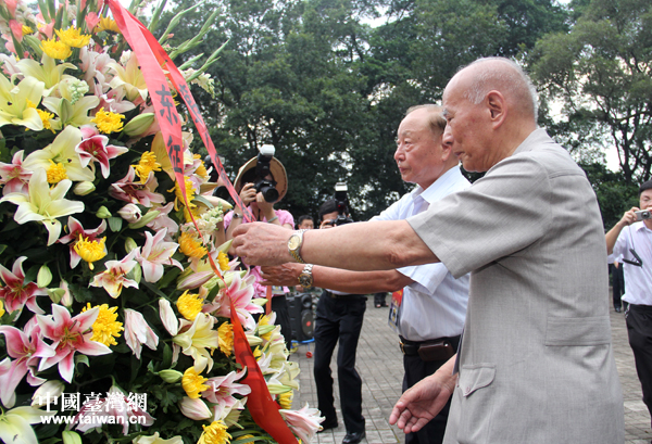 黃埔軍校同學會會長林上元（右）和臺灣退役上將、中華戰略學會理事長王文燮共同整理花籃輓聯。