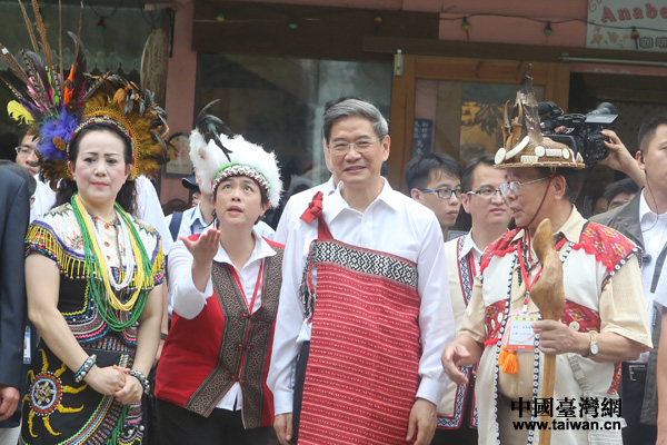 張志軍身著民族服裝，化身烏來旅遊推銷員