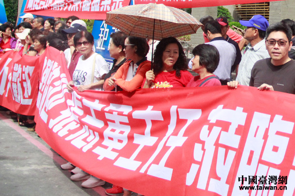 27日上午，國臺辦主任張志軍乘高鐵抵達高雄市，臺灣南部鄉親紛紛打出旗幟、橫幅，歡迎張志軍的到訪