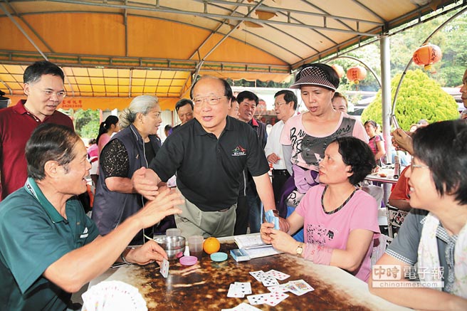 拼選票 臺中市長胡志強與民眾互動打"鄉親牌"