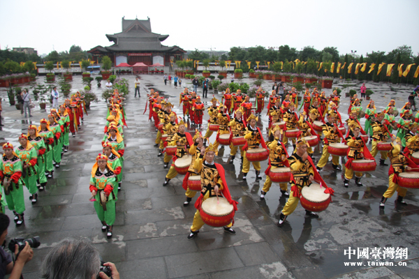 大槐樹尋根祭祖園用威風鑼鼓歡送臺灣嘉賓