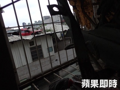 高雄爆炸威力太大了 轎車被炸到三樓頂