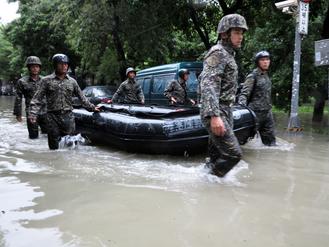 高雄“災上加災”一夜大雨 災區成了“海”