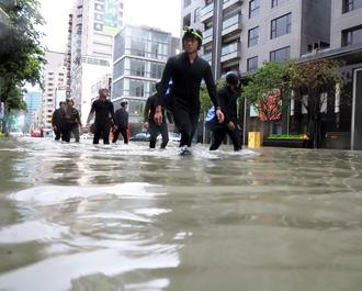 高雄“災上加災”一夜大雨 災區成了“海”