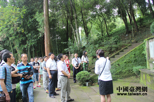 兩岸記者參觀中國遠征軍陣亡將士墓碑山