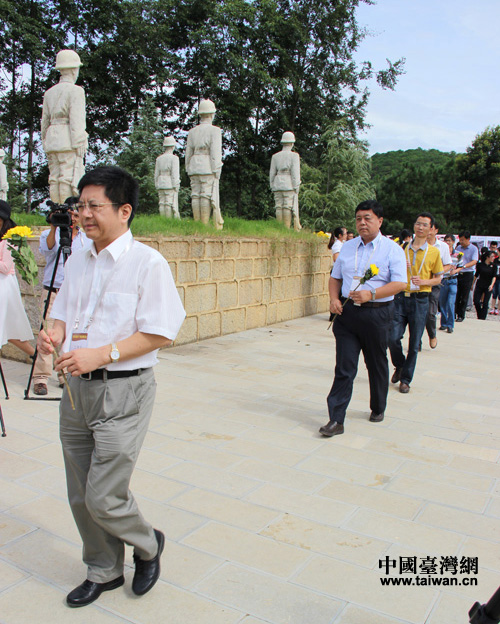 馬曉光帶頭向中國遠征軍英烈鮮花