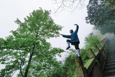 敘永縣丹山玉皇觀90後道長鐘嗣源在練拳站樁。