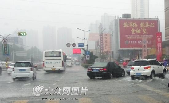 暴雨中行車，應低速檔緩慢行駛，及時打開雨刮器、警示燈、防霧燈。（記者 王宗陽 攝）