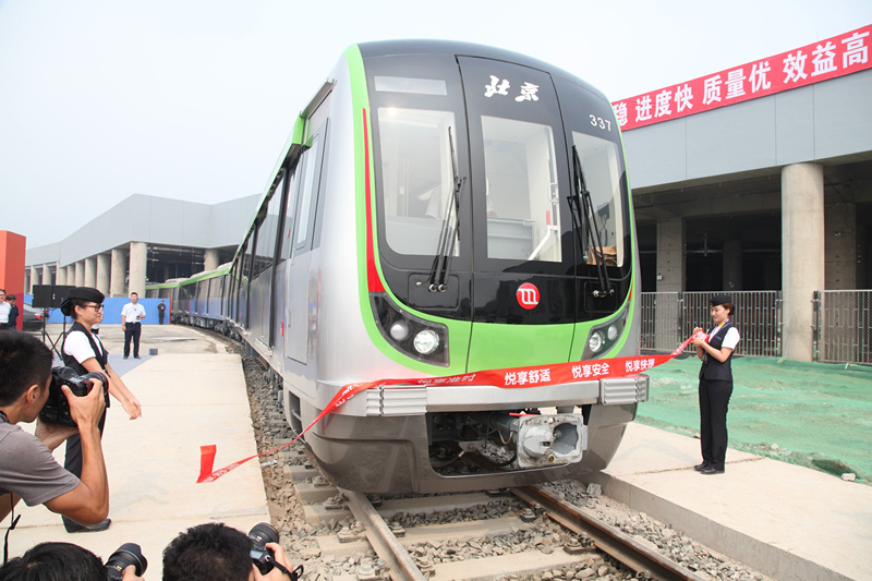 京港地鐵16號線新車駛入現場，衝過預示著新起點的彩帶